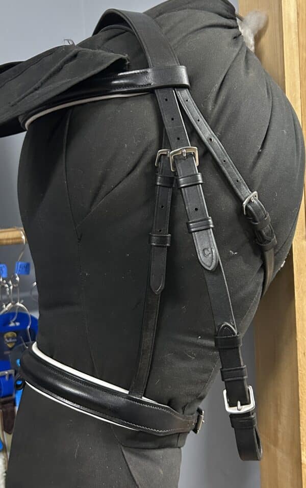 Dressage bridle New black with white accent Dressage bridle, horse and large horse size. Used, excellent condition, color black and white.