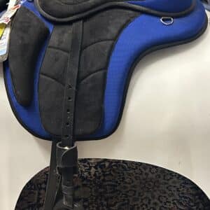 Equitare Treeless Endurance Saddle Medium with padded micro-suede seat